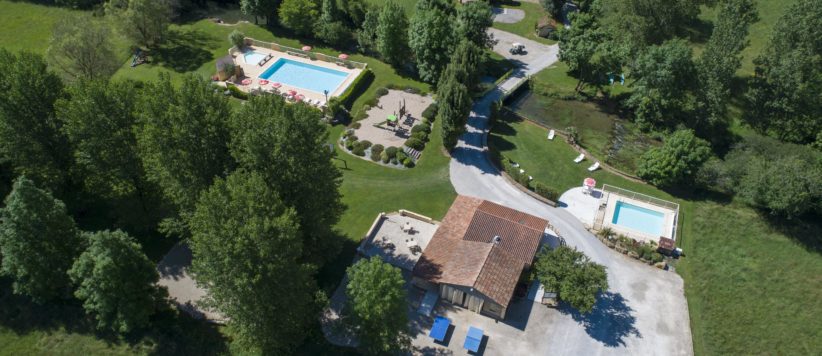 Camping Le Douzou in Bouzic ist ein Charme Camping mit Schwimmbad in Dordogne, Aquitanien am Wald.