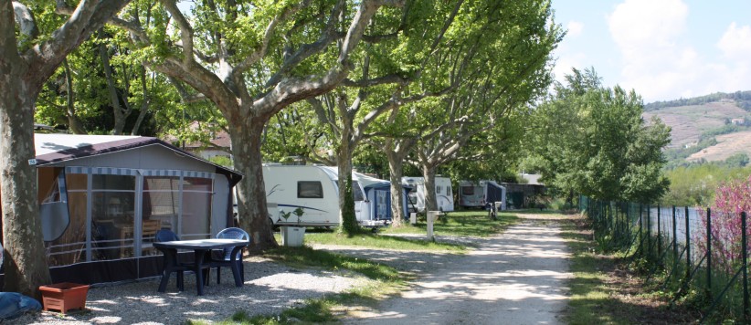Fraai gelegen camping in Tournon-sur-Rhône met zwembad. De middelgrote camping in de Ardèche is ideaal voor onderweg.