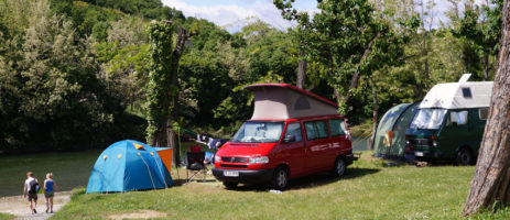 Camping Mazet Plage is een rustige familiecamping in de Ardèche met zwembad gelegen aan de rivier Le Chassezac.