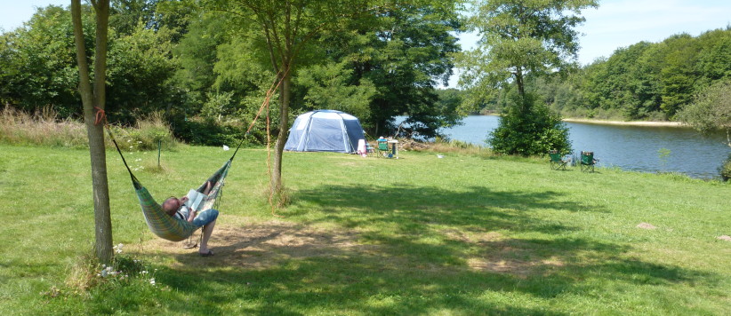 Camping Vue du Lac in Fours ist ein Charme Camping in Nièvre, Burgund am Wald.
