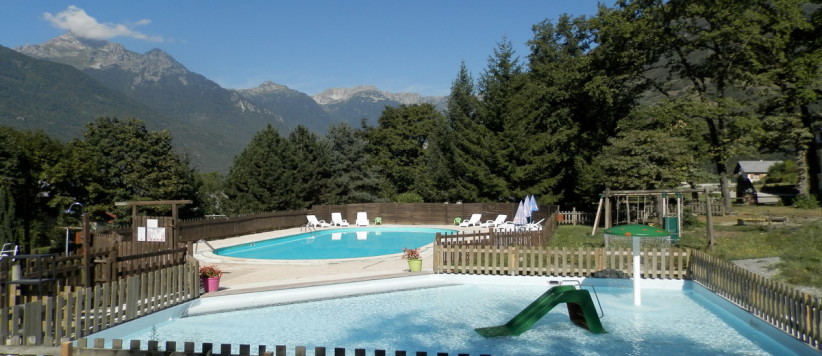 Camping Le Bois Joli in Saint-Martin-sur-la-Chambre ist ein Charme Camping mit Schwimmbad in Savoie, Rhône-Alpes am Wald.