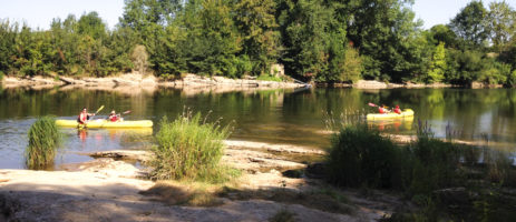 De rustige charme camping Le Clos Bouyssac ligt aan een rivier in het departement de Lot in de regio Midi-Pyrénées.