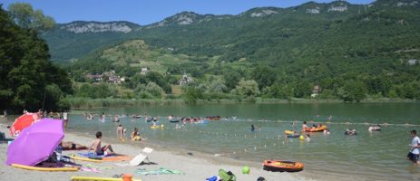 Camping des Lacs is een rustige 3 sterren familiecamping in het hart van de Avant Pays de Savoie bij het meer Meer van Bourget en de voet van de berg Dent du Chat in de Rhône-Alpes. 