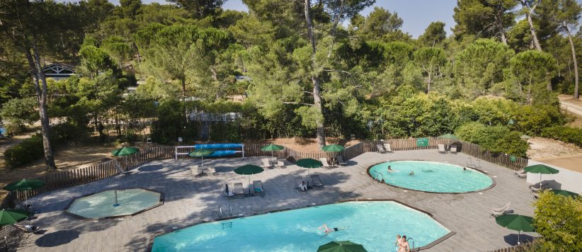 Kindvriendelijke camping in de Provence, verscholen in het bos van de Alpilles, met zwembad en kinderclub, ruime kampeerplaatsen, huisjes en safaritenten.