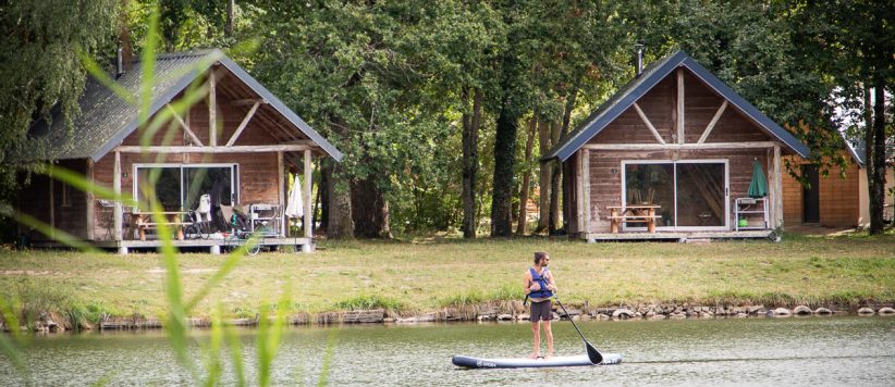 Village Huttopia Lac de Rillé is een fraaie camping met zwembad aan het Lac de Rillé midden in la Touraine in de regio Centre-Val de Loire.