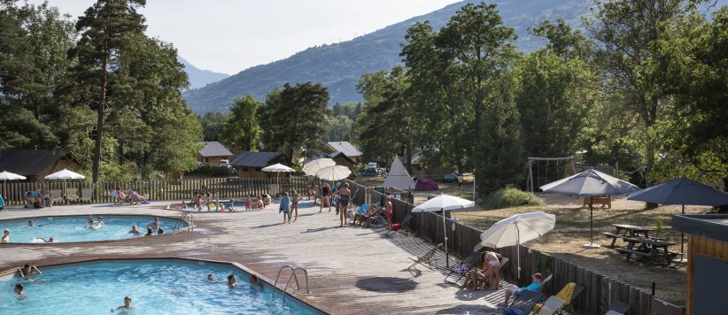Camping Huttopia Bourg-Saint-Maurice in Bourg-Saint-Maurice is een natuurcamping in Auvergne-Rhône-Alpes gelegen in de bergen midden in de Savoie. 