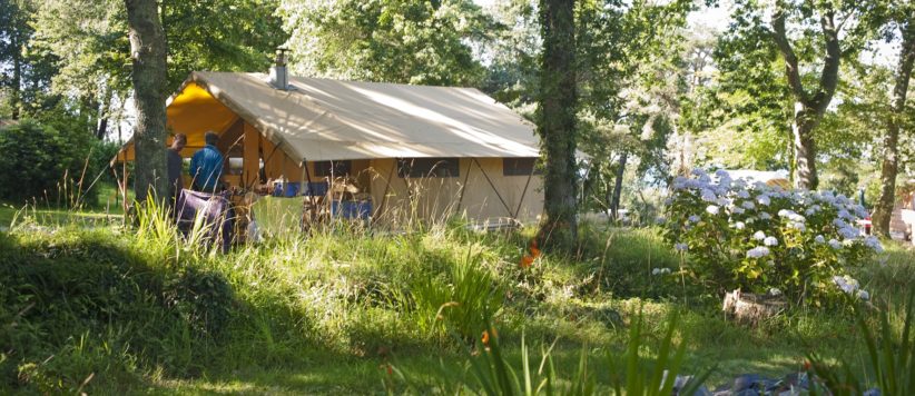 Camping Huttopia Douarnenez is een boscamping op een heuvelachtig en bebost kampeerterrein met uitzicht op de baai in de Finistère in Bretagne. 