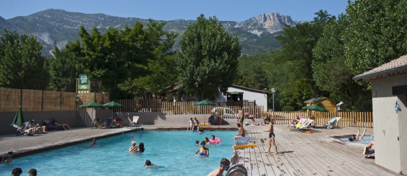 Camping Huttopia Gorges du Verdon ist ein Charme Camping mit Schwimmbad in Alpes-de-Haute-Provence, region Provence-Alpes-Côte d'Azur am ein fluss. 