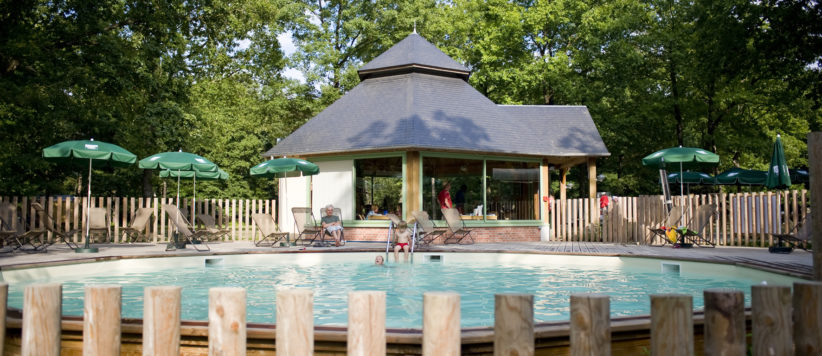 Familiecamping in de natuur van Sarthe gelegen aan het water met zwembad, leuke speeltuin, ruime plekken, houtenhuisjes en safaritenten.