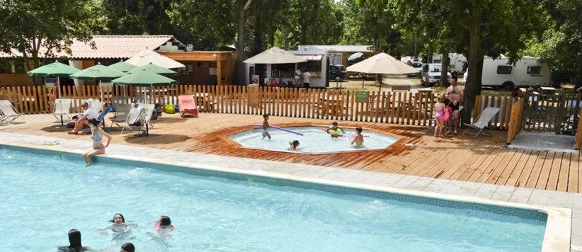 Camping Huttopia Millau is een actieve camping gelegen in het hart van een natuurpark tussen twee rivieren in, in de Aveyron in de Midi-Pyrénées.