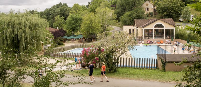 Camping Huttopia Sarlat in Sarlat ist ein Charme Camping mit Schwimmbad in Dordogne, Aquitanien.