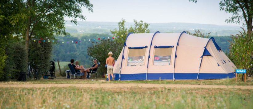Camping Huttopia Saumur is een mooie 5-sterren camping met zwembad in n een natuurgebied vlakbij Saumur in Maine-et-Loire (Pays de la Loire).