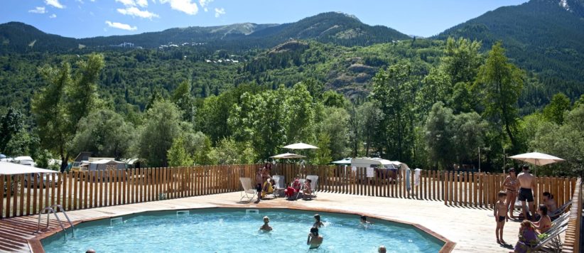 Camping Huttopia Vallouise in Vallouise is een natuurcamping in Provence-Alpes-Côte d'Azur gelegen in de bergen midden in de Hautes-Alpes.