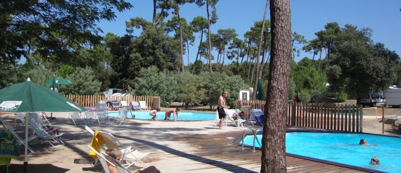 Camping Huttopia Oléron les Pins in Saint-Trojan-les-Bains ist ein Charme Camping mit Schwimmbad in Charente-Maritime, Poitou-Charentes am Meer. 