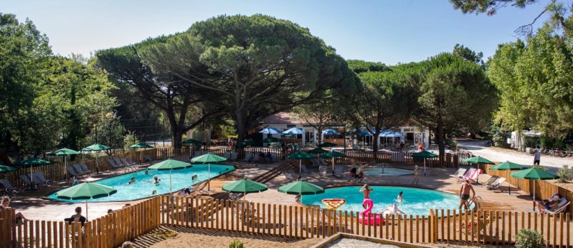 Prachtige camping op het eiland Île de Ré met zwembad, speeltuin en restaurant gelegen midden in een pijnbomenbos op 10 minuten fietsen van het strand.
