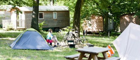 Camping Huttopia Versailles in Versailles is een luxe natuurcamping in het bos gelegen in Yvelines in de regio Île-de-France vlak bij de stad Parijs. 