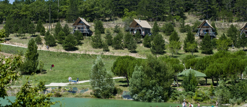 Village Huttopia Dieulefit in Dieulefit is een natuurcamping in de Auvergne-Rhône-Alpes gelegen aan een meer midden in de Drôme.