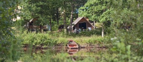 Village Huttopia Senonches in Illiers-Combray is een charme camping in het bos van Senonches, rond het meer van Badouleau, in een bosrijke omgeving van Eure-et-Loir. 
