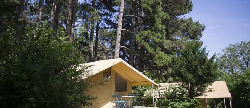 Camping Huttopia Divonne les Bains in Divonne-les-Bains is een natuurcamping in Auvergne-Rhône-Alpes gelegen in de bergen midden in de Ain. 