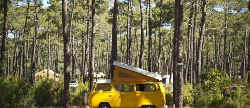 Camping Huttopia Lac de Carcans is een boscamping te midden van een pijnbomenbos aan het meer van Carcans Maubuisson in de Gironde in de Aquitaine. 