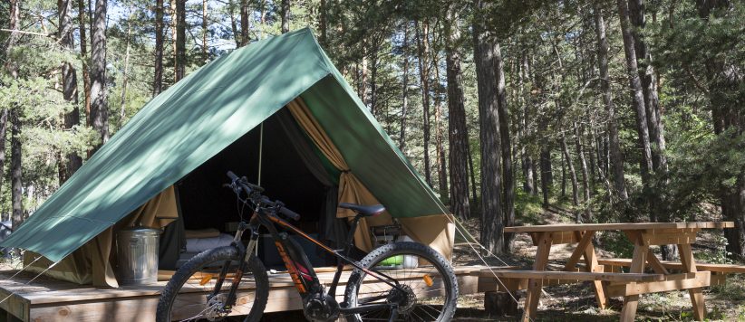 Camping Huttopia la Clarée in Val-des-Près is een rustige camping gelegen aan de oevers van rivier la Clarée bij de grens met Italië in de Hautes-Alpes