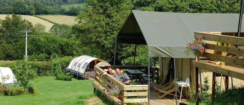 Boek een luxe safaritent met privé douche in het groene hart van de Bourgogne op het fraai gelegen, kleinschalige vakantieparadijs Morvan Rustique. 