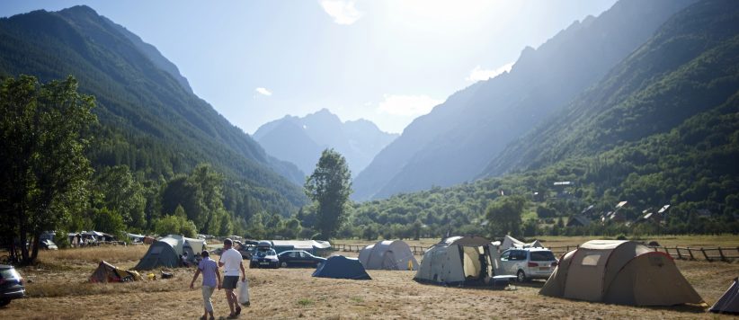 Camping Huttopia Vallouise is een rustige camping aan de voet van het Parc National des Ecrins in de bergen in de Hautes-Alpes. 