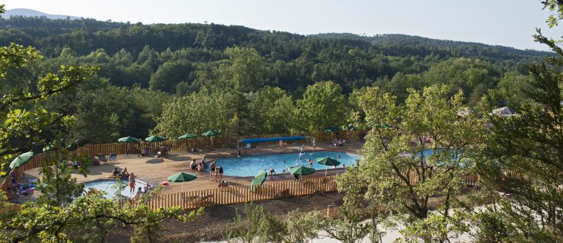 Village Huttopia Sud Ardèche is een mooie familiecamping gelegen in het zuiden van de Ardèche. Een fijne camping voor liefhebbers van natuur en rust en met een mooi ontmoetingscentrum voor alle campinggasten.