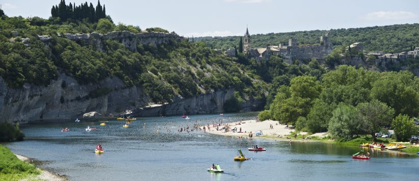 Fraaie natuurcamping aan de rivier de Ardèche ideaal voor liefhebbers van zwemmen, wandelen en nietsdoen, gunstige ligging vlakbij de Gorges de l'Ardèche.