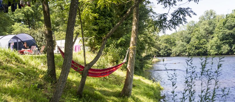Camping Huttopia Beaulieu sur Dordogne is een natuurcamping in Nouvelle-Aquitaine (Limousin) gelegen aan een rivier midden in de Corrèze. 