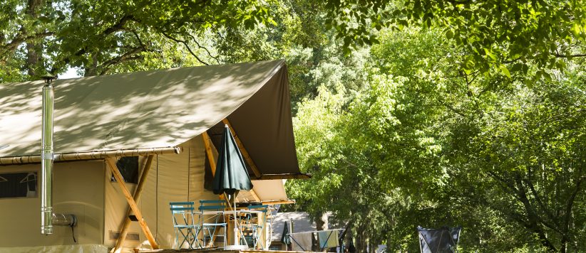 Camping Huttopia Versailles in Versailles ist ein Charme Camping mit Schwimmbad in Yvelines, Île-de-France am Wald.