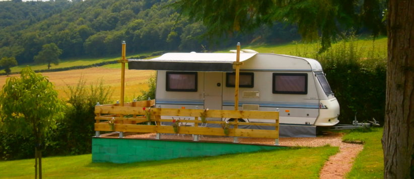 Camping Petit Shambhala is een mini-natuurcamping voor volwassenen gelegen in Chambonchard, in Limousin. Deze camping ligt in het uiterste oosten van de Creuse heeft het een wonderschoon en weids uitzicht over de vallei van de rivier de Cher.