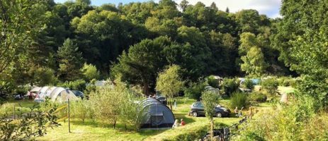 Charme camping de Milin Kerhe is een heerlijke natuurcamping in de Côtes-d'Armor gelegen aan een rivier in Pabu in Bretagne. 