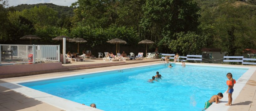 Camping La Bohème is een fijne 3-sterrencamping in de Ardèche met een groot zwembad en een privéstrand aan de rivier in de regio Rhône-Alpes.