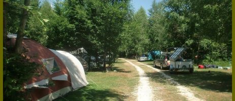 Camping Les Arbois is een mooi natuurcamping  in het departement Saône et Loire in het meest zuidoostelijke deel van de Bourgogne, grenzend aan De Jura.