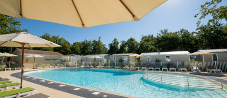 Camping Les Chevrefeuilles in Roman is een luxe camping met zwembad aan de kust in de Charente-Maritime omgeven door groen.