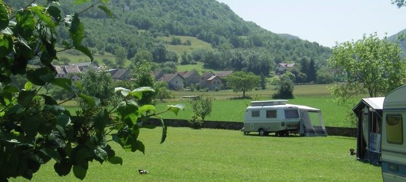 Goute la Vie is een kleine camping met zwembad in de Ain (Rhône-Alpes) en van alle gemakken voorzien, waarbij men het leven kan proeven in al haar facetten. 