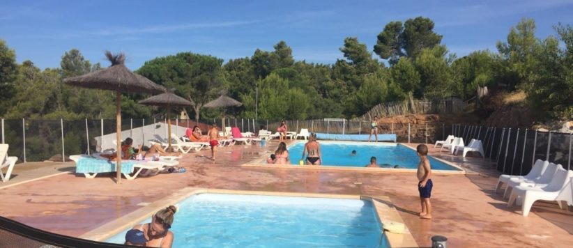 Camping Le Bois de Pins in Salses-Le-Château is een natuurcamping met zwembad in de regio Languedoc-Roussillon.