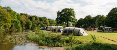 Natuurbelevenis in een van de meest schilderachtige natuurgebieden van Nederland. Verblijf in een comfortabel chalet of met uw eigen uitrusting (tent, caravan, camper).