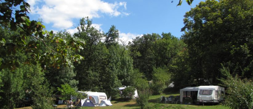 Camping La Tuque in Bélay is een sfeervolle natuurcamping van Nederlandse eigenaren met zwembad en safaritenten in de Lot ten zuiden van de Dordogne. 