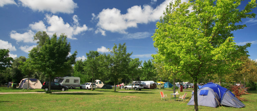 Camping Huttopia La Plage Blanche in Ounans is een rustige camping in het noorden van Jura gelegen aan de rivier La Loue in de Franche-Comté. 