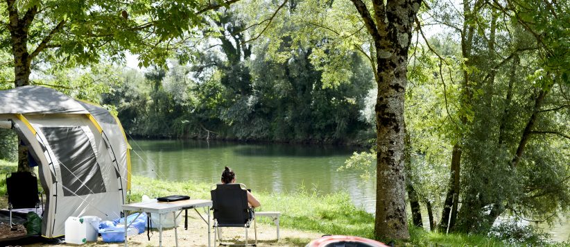 Camping Huttopia La Plage Blanche in Ounans ist ein Charme Camping mit Schwimmbad in Jura, Franche-Comté am ein fluss.