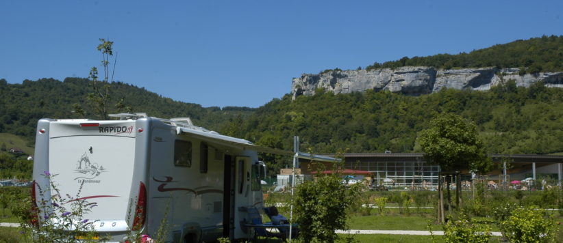 Camping la Roche d’Ully is een goed onderhouden familiecamping te midden van de Loue-vallei in het Juragebergte in de Franche-Comté. 