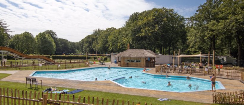 Gezellig en groen vakantiepark met zwembad op de Utrechtse Heuvelrug. Het park biedt o.a. kampeermogelijkheden en vakantiehuisjes.