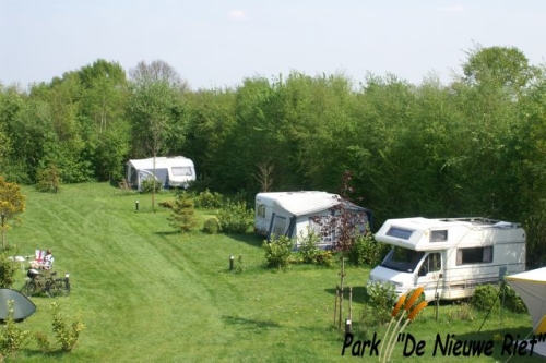 Park De Nieuwe Riet is een fijne kleine natuurcamping op het platteland in Oud Gastel in de regio Noord-Brabant met 25 toerplaatsen en 2 huuraccommodaties.