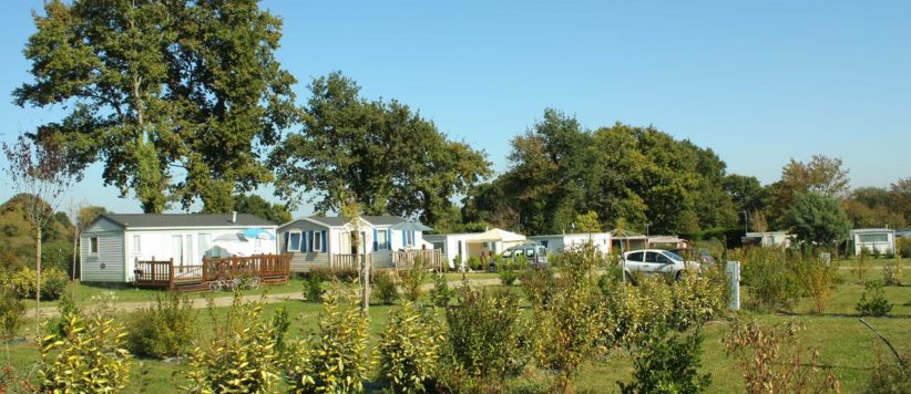 Camping De La Tour is een fijne kleine natuurcamping op het platteland in Ambon in de regio Bretagne met 31 toerplaatsen.