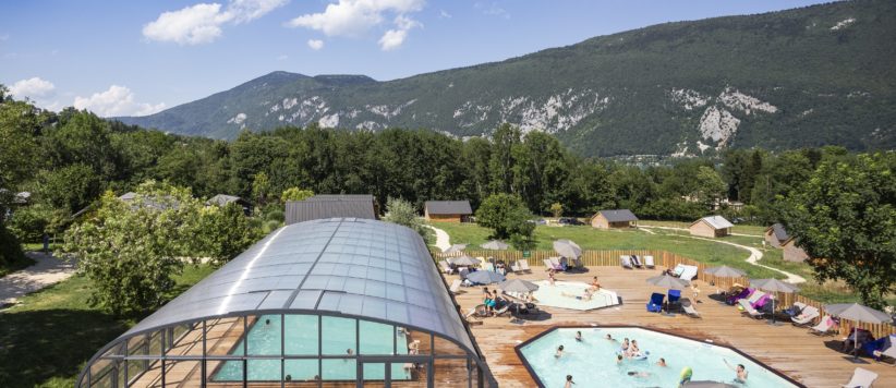Camping Huttopia Lac d'Aiguebelette in Saint-Alban-de-Montbel is een natuurcamping in Rhône-Alpes gelegen aan een meer in het departement Savoie. 