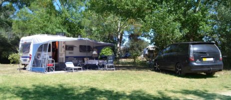 Camping La Sousta is een fijne familiecamping gelegen in Remoulins in Gard in de Languedoc-Roussillon.
