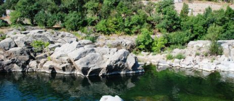 Camping de l'Arche ligt aan een rivier, in Anduze, in deze prachtige omgeving van de Cevennen in Languedoc-Roussillon.