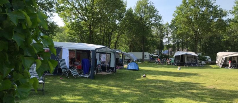 Vechtdalcamping Het Tolhuis is een fijne kleine op het platteland in Dalfsen in de provincie Overijssel met 65 toerplaatsen en 2 huuraccommodaties.